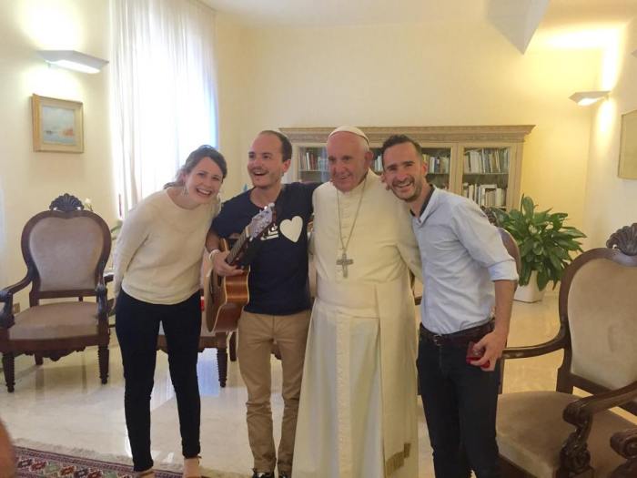 Glorious chez le pape Francois